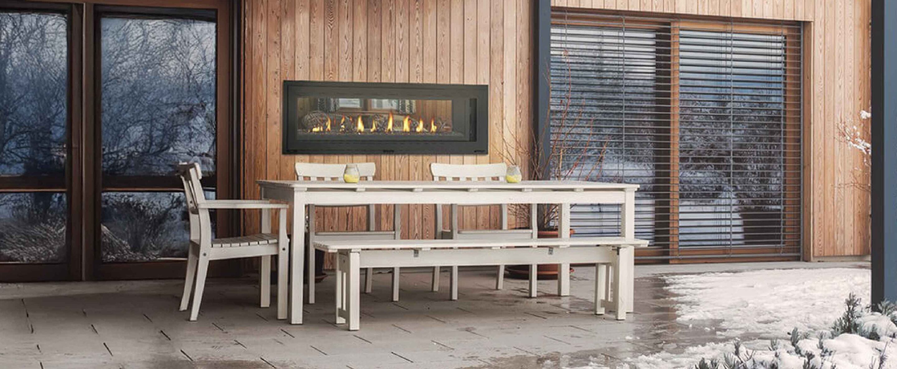 Indoor-outdoor fireplace